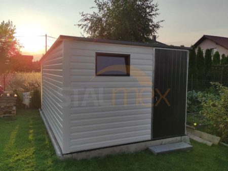 Domek ogrodowy w kolorze z wiatą 3×4,5×2,10 – RAL 9010 biały, spad dachu do tyłu, okno PCV