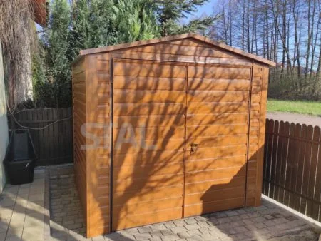 Domek ogrodowy drewnopodobny 2,5×2×2,40 – złoty dąb, dach dwuspadowy, drzwi dwuskrzydłowe