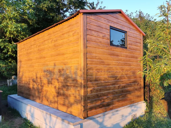 Domek ogrodowy drewnopodobny 2,5×4×2,40 – złoty dąb, dach dwuspadowy, okno PCV - obrazek 2