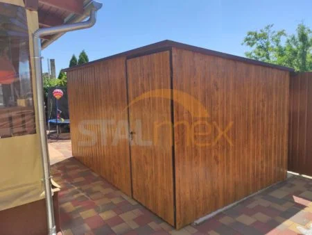 Domek ogrodowy drewnopodobny 4×2,5×2,10 – złoty dąb, spad dachu do tyłu, 2 x pojedyncze drzwi