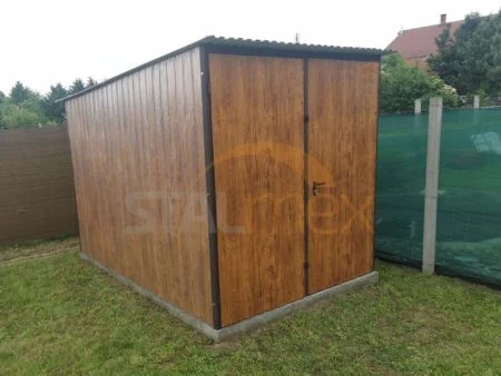 Domek ogrodowy drewnopodobny 2×3×2,10 – złoty dąb, spad dachu do tyłu, brama dwuskrzydłowa