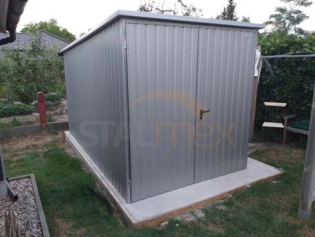 Domek ogrodowy w kolorze 2×3×2,10 – RAL 9006 jasny szary, spad dachu do tyłu, drzwi dwuskrzydłowe