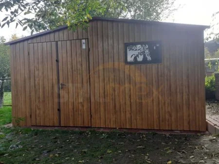 Domek ogrodowy drewnopodobny 4,5×4×2,50 – złoty dąb, dach dwuspadowy, drzwi dwuskrzydłowe, 2 x okno PCV