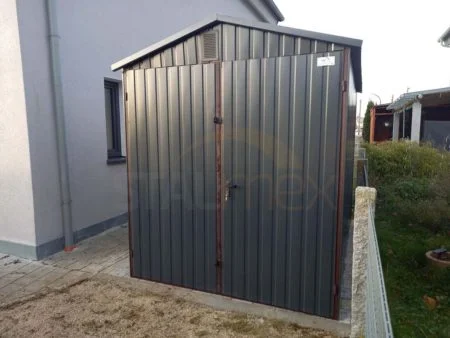 Domek ogrodowy w kolorze 2×3×2,40 – RAL 7016 grafit, dach dwuspadowy, brama dwuskrzydłowa