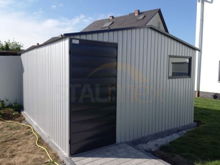 Domek ogrodowy w kolorze 4×3×2,50 – RAL 9006 jasny szary, dach dwuspadowy, okno PCV