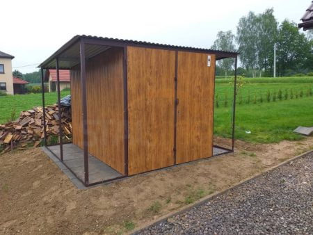 Domek ogrodowy drewnopodobny z wiatą 3,5×3×2,10 – złoty dąb, spad dachu do tyłu, drzwi dwuskrzydłowe