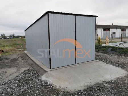 Garaż blaszany 3×5×2,10 – RAL 9006 jasny szary, spad dachu do tyłu, brama dwuskrzydłowa