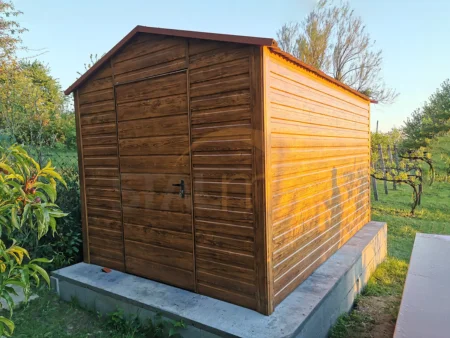 Domek ogrodowy drewnopodobny 2,5×4×2,40 – złoty dąb, dach dwuspadowy, okno PCV