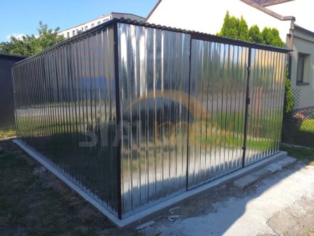 Garaż blaszany ocynkowany 4×5×2,1 – spad dachu do tyłu, brama dwuskrzydłowa
