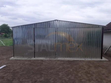 Garaż blaszany ocynkowany 6×5×2,5 - dach dwuspadowy, brama uchylna, brama dwuskrzydłowa