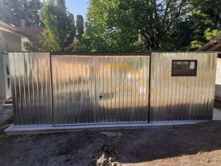 Garaż blaszany ocynkowany 6×5×2,10 – spad dachu do tyłu, brama uchylna, okno PCV, furtka