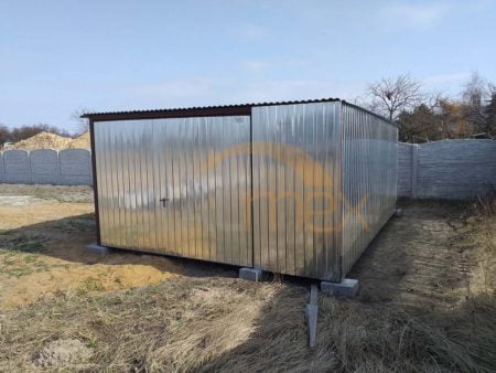 Garaż blaszany ocynkowany 4×5×2,1 – spad dachu do tyłu, brama uchylna