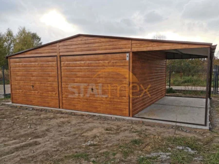 Podwójny garaż z wiatą 8×5×2,7 – drewnopodobny złoty dąb, dach dwuspadowy, bramy uchylne