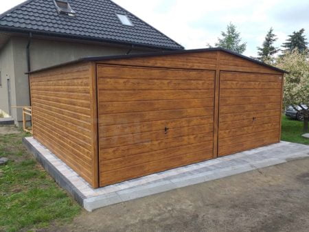 Garaż blaszany 6x5x2,5 - złoty dąb (drewnopodobny), dach dwuspadowy, bramy uchylne, furtka