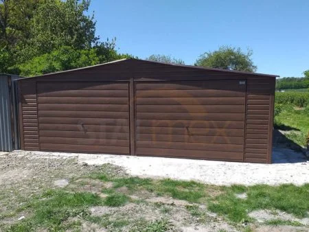 Garaż blaszany 7x6x2,6 – orzech (drewnopodobny), dach dwuspadowy, bramy uchylne