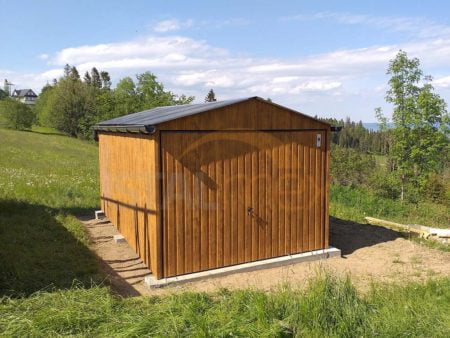 Garaż blaszany 3×5×2,5 – złoty dąb (drewnopodobny), dach dwuspadowy, brama uchylna