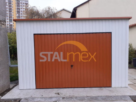 Garaż blaszany 4×7×2,6 - RAL 9010 biały, spad dachu do tyłu, brama uchylna, okno PCV, furtka