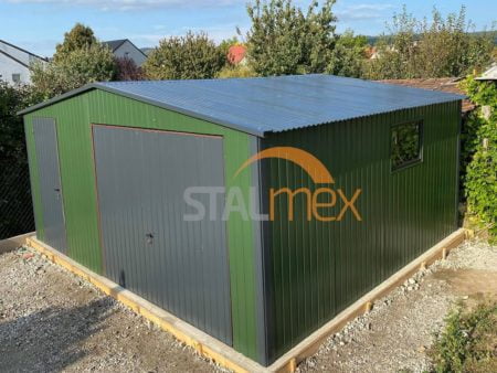 Garaż blaszany 5×5×2,5 - BTX 6020 ciemna zieleń MAT, dach dwuspadowy, brama uchylna, okno PCV, furtka