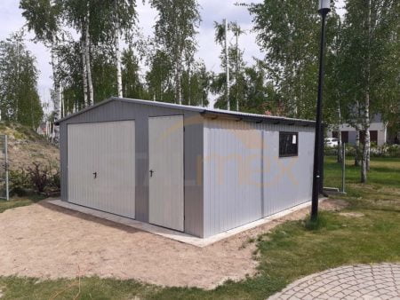 Garaż blaszany 5×5×2,5 - RAL 9006 jasny szary, dach dwuspadowy, brama uchylna, okno PCV, furtka