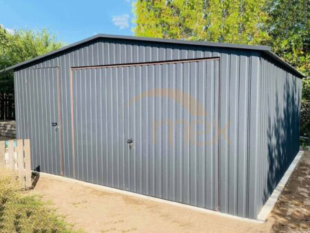 Garaż blaszany 5×5×2,5 - RAL 7016 grafit MAT, dach dwuspadowy, brama uchylna, furtka
