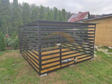 Kojec dla psa 3x3 czarne profile poziome, drewniana podłoga