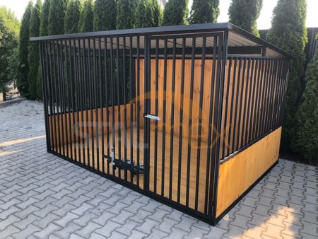 Kojec dla psa zabudowany drewnem 3×2 z drewnianą podłogą