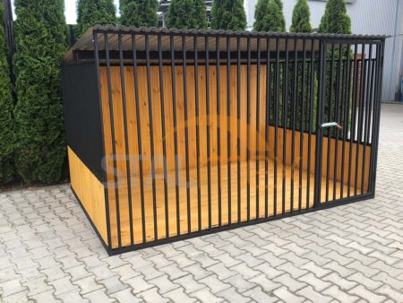 Kojec dla psa zabudowany drewnem 3×2 z drewnianą podłogą