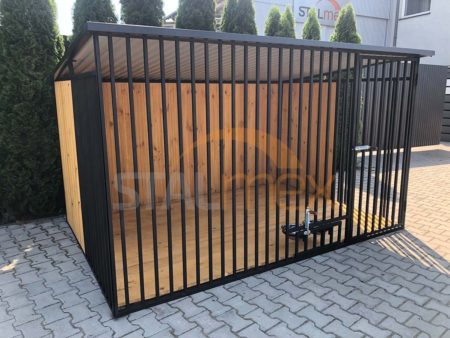Kojec dla psa zabudowany drewnem 3×2 z drewnianą podłogą