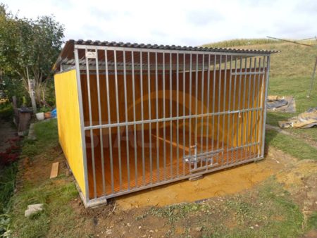 Ocynkowany kojec dla psa ze ścianami z drewna 3x3