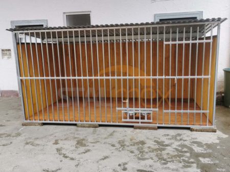 Ocynkowany kojec dla psa ze ścianami z drewna 3,5x2