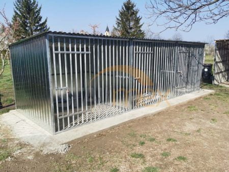 Trzy ocynkowane kojce dla psa 2x2 ściany pokryte blachą