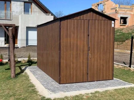 Domek ogrodowy drewnopododobny 2×3×2,40 – orzech, dach dwuspadowy, drzwi dwuskrzydłowe