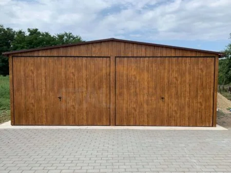 Garaż blaszany drewnopodobny 6×5×2,5 - złoty dąb, dach dwuspadowy, bramy uchylne