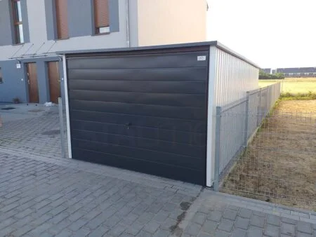 Garaż blaszany w kolorze 3×5×2,1- RAL 9010 biały, spad dachu do tyłu, brama uchylna